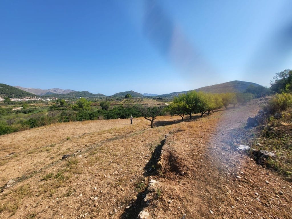 Attractive 15,000m2 plot for sale with electricity and natural water well. - Foto 8