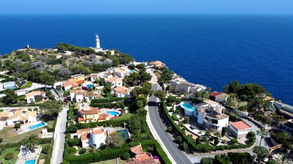 Excepcional propiedad en una exclusiva zona con vistas panoramicas al mar - Foto 2