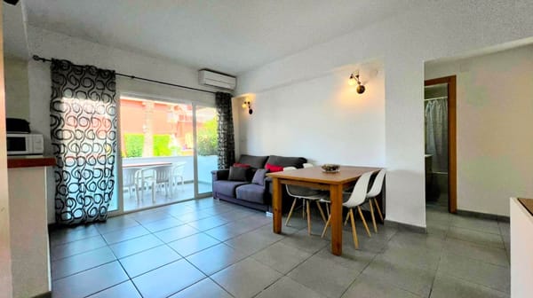 Elegante apartamento de 3 habitaciones con terraza y parking a solo 250 m de la playa. - Foto 3