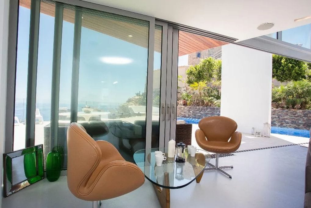 Luxurious modern frontline villa with stunning sea views - Foto 13