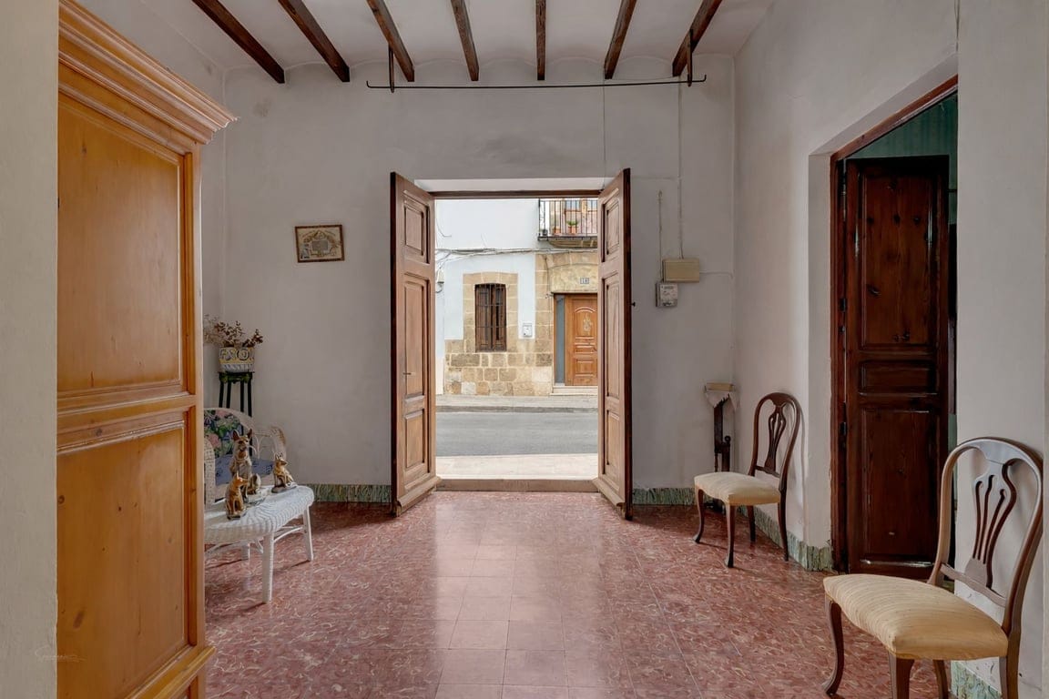 Village house with garage, spacious inner courtyard, and potential to expand the property. - Foto 4