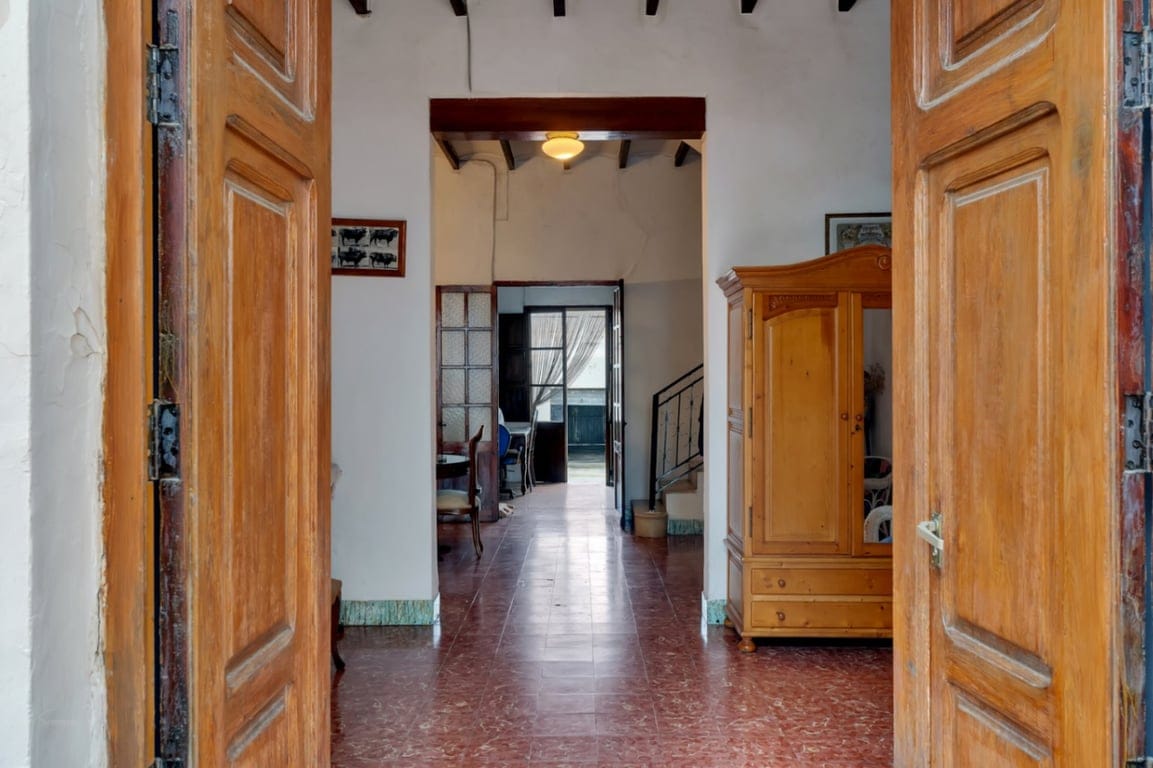 Village house with garage, spacious inner courtyard, and potential to expand the property. - Foto 6