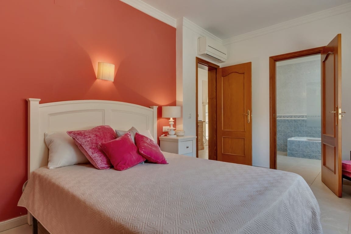 Villa met vrij uitzicht in een rustige omgeving dicht bij het centrum van de stad Jávea - Foto 23