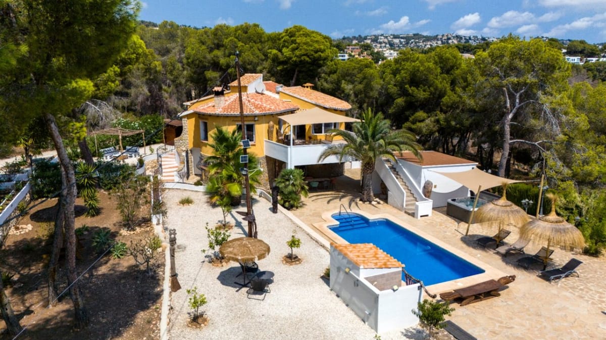 Interesting villa on large plot for sale in Benissa coast