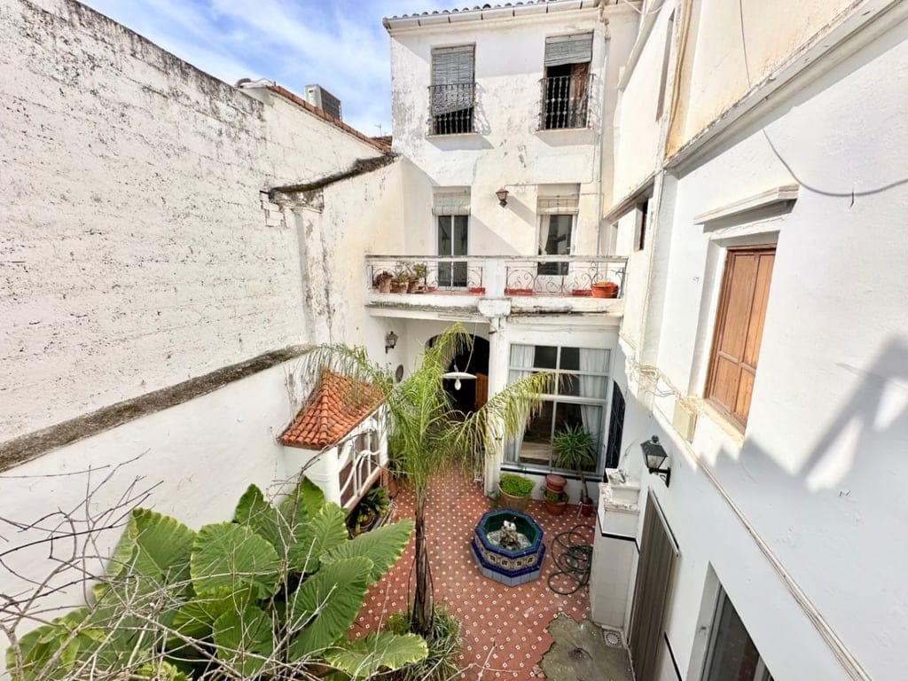 Charmantes Dorfhaus mit großem Innenhof im Zentrum von Pego.