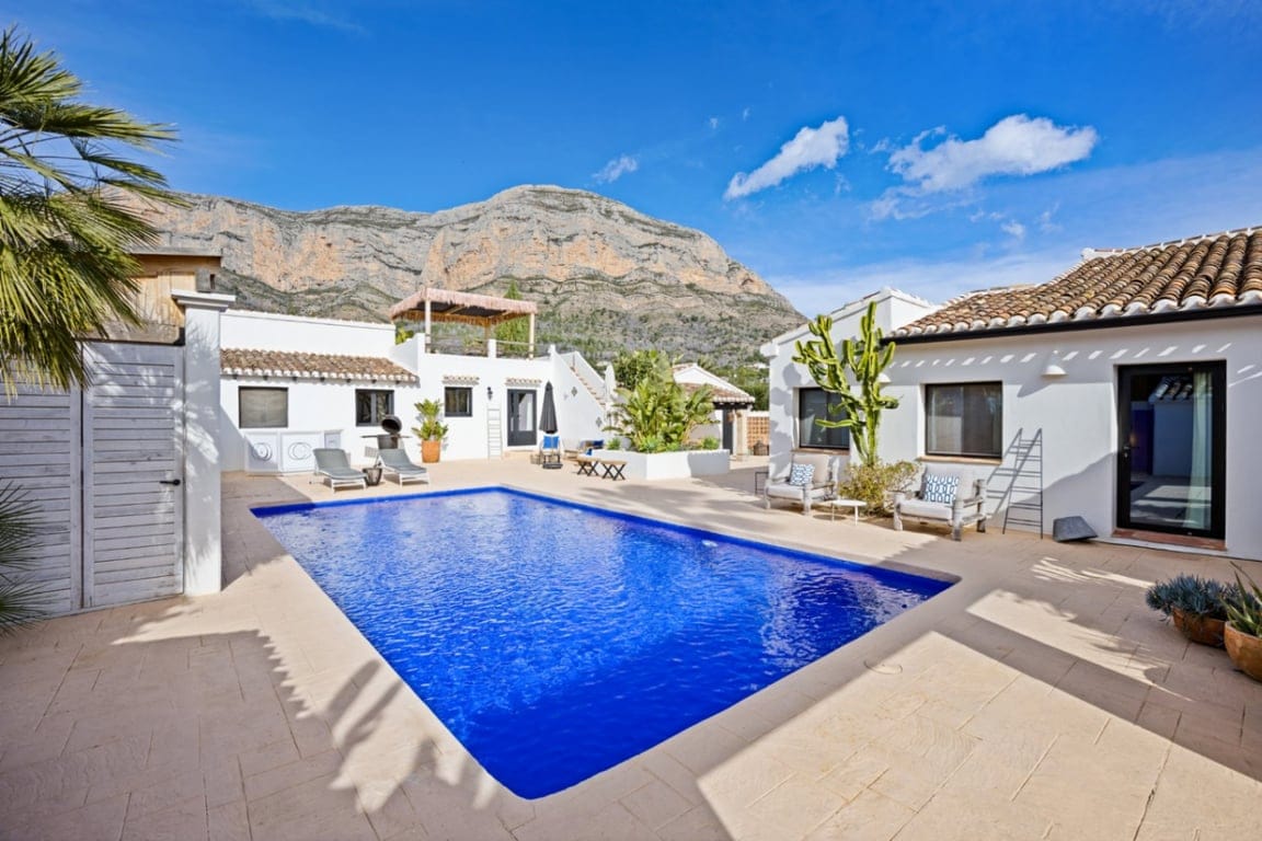 Renovated villa in the Montgo area with a separate guest house.