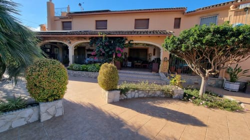 Country House with Pool, Garage, and Lots of Land in Pedreguer