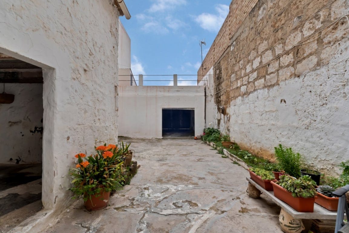 Village house with garage, spacious inner courtyard, and potential to expand the property. - Foto 18