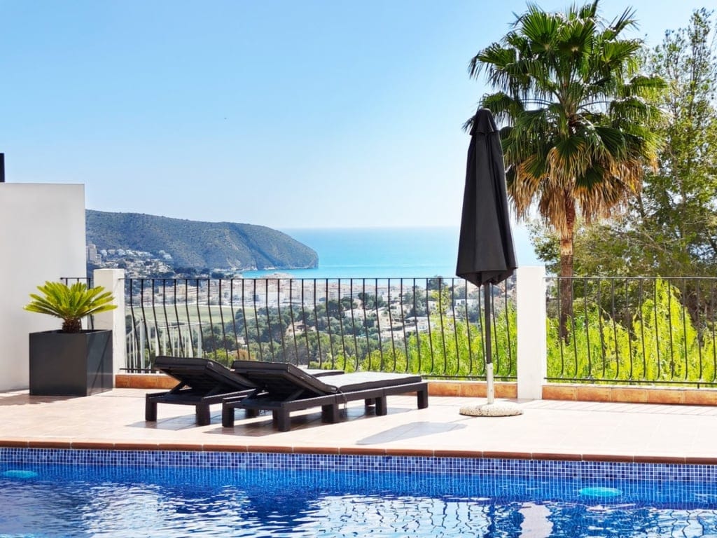 Luxury Villa for Sale with Pool and Sea Views in Pinar del Advocat