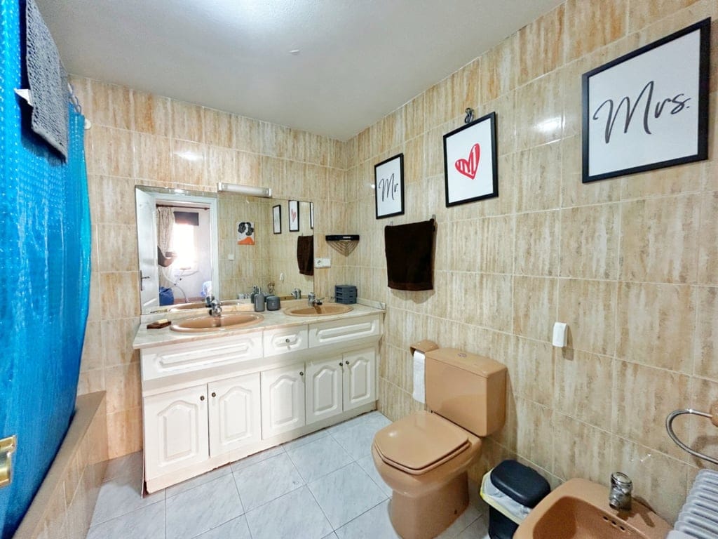 central apartment with tourist license in the Plaza de la Iglesia of Moraira, next to the port and the beach - Foto 4