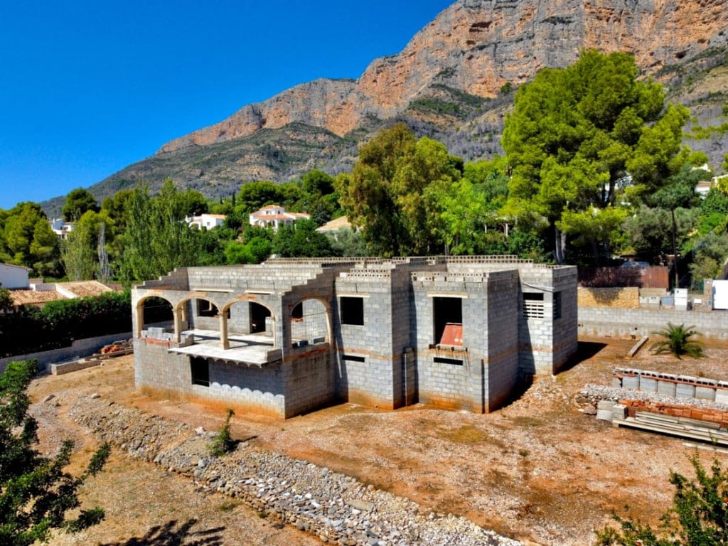 Eigendom met een groot perceel, met een te voltooien constructie, in een gewilde buurt van Jávea.