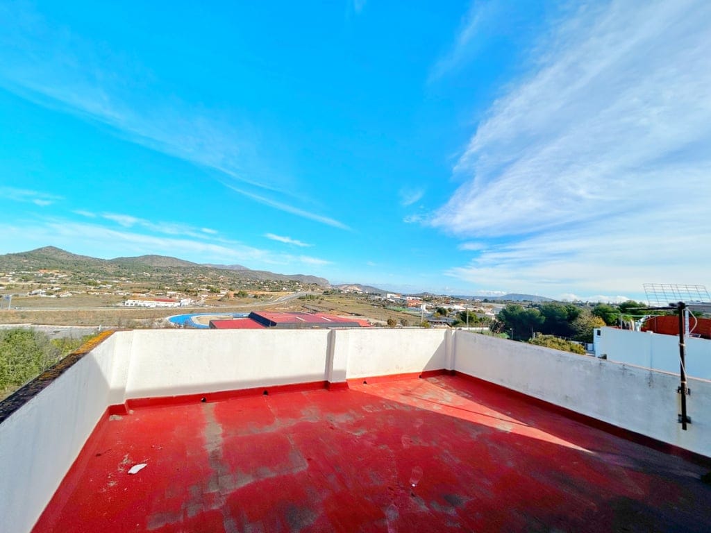 Gran oportunidad de inversión cerca del centro de Benissa – Casa adosada con garaje pra 6 coches  y gran terraza solarium
