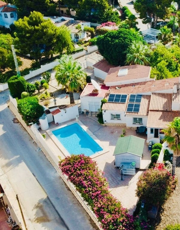 Encantadora Vila Adossada amb Piscina Privat a Cometa-Carrió, Calpe Preu: 590.000 €