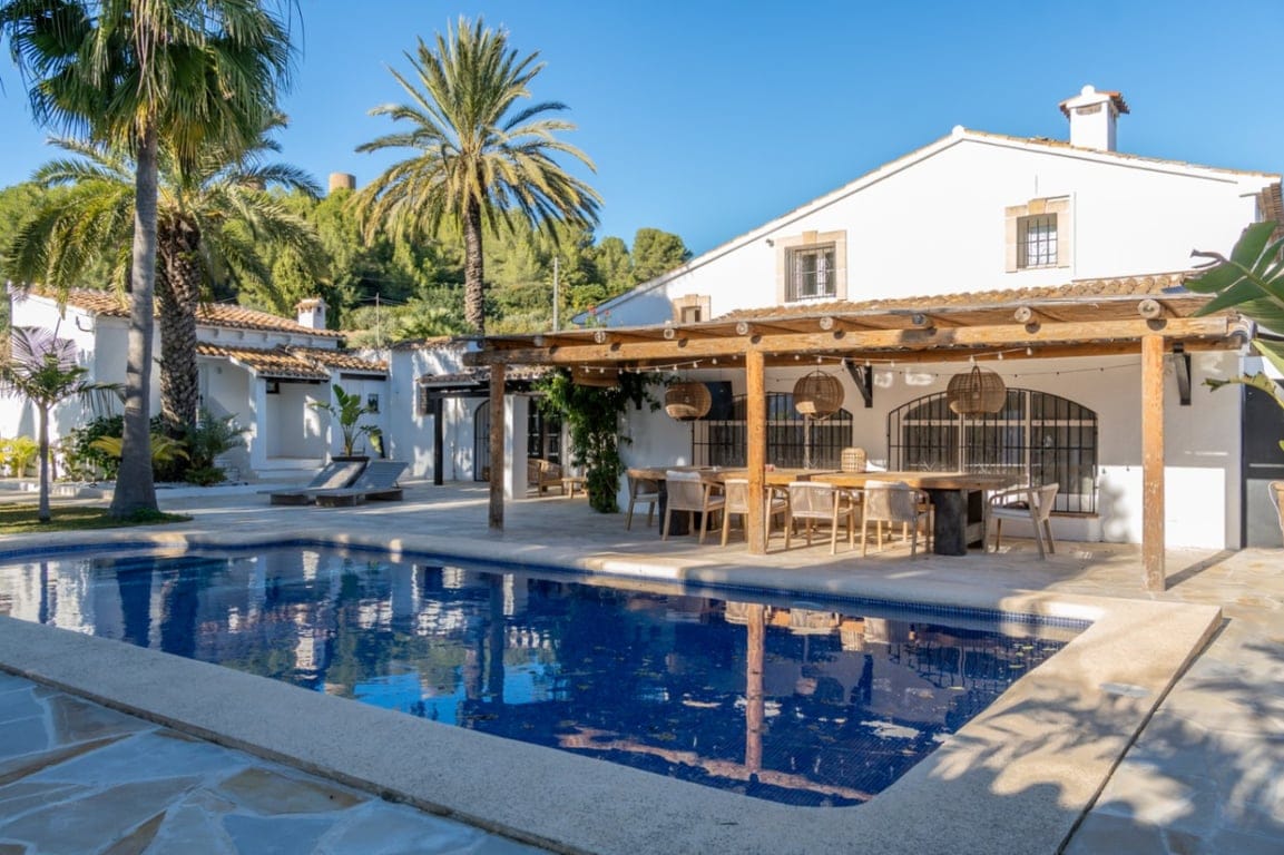 Exclusives, komplett renoviertes Anwesen mit großem Grundstück von 11.367 m2. - Foto 3