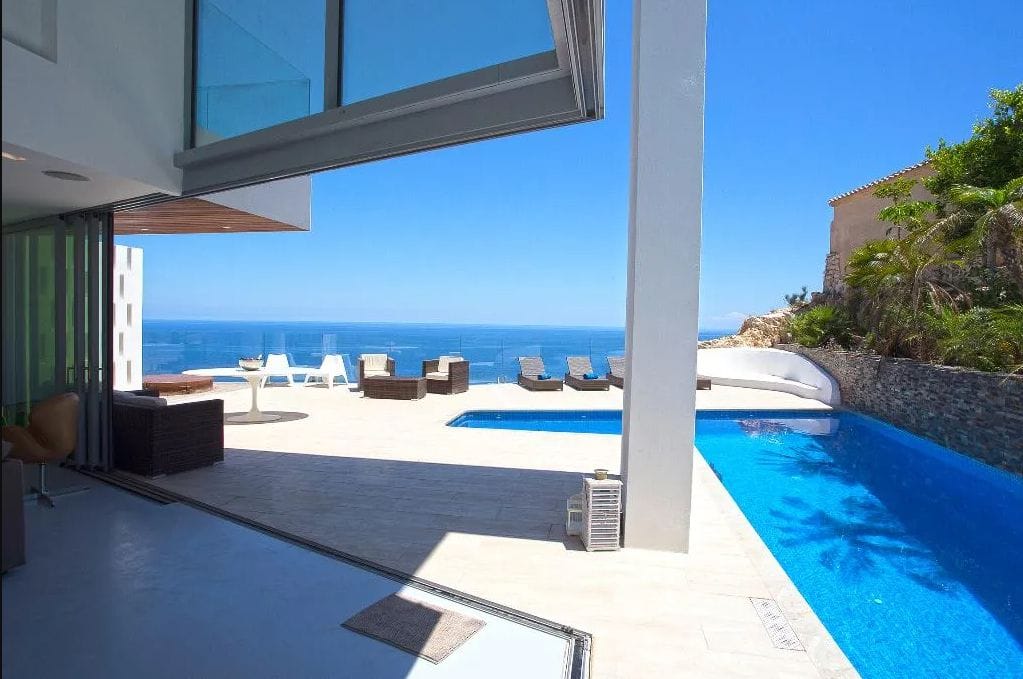 Luxurious modern frontline villa with stunning sea views