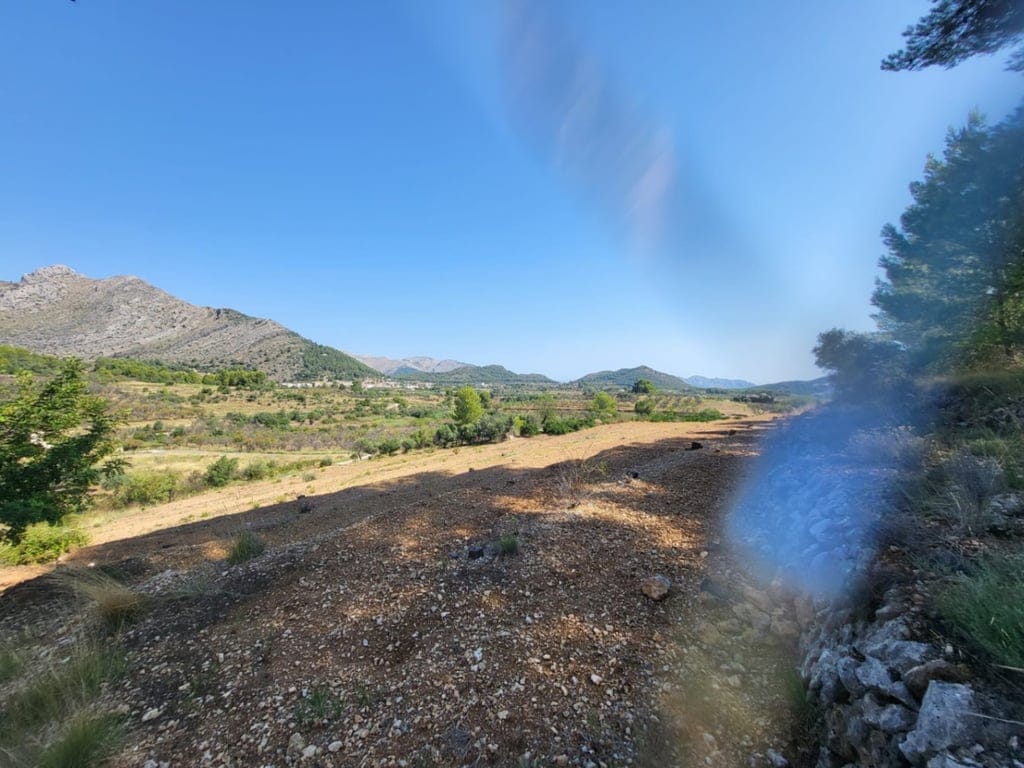 Attractive 15,000m2 plot for sale with electricity and natural water well. - Foto 7