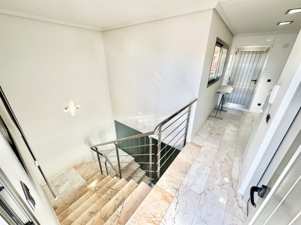 Ruimte, Licht en Ontwerp in een Uniek Huis in Pego - Foto 31