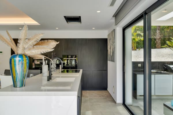 ¡Espectacular villa (2023) con privacidad y materiales de alta calidad! - Foto 25