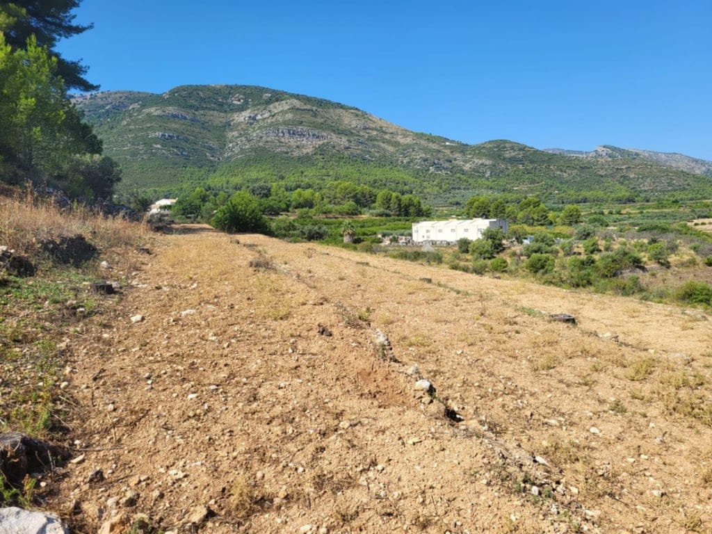 Attractive 15,000m2 plot for sale with electricity and natural water well. - Foto 2