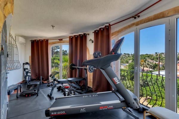 Excepcional propiedad en una exclusiva zona con vistas panoramicas al mar - Foto 35