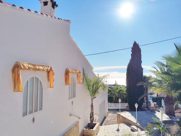 Villa en venta con 3 dormitorios , piscina y vistas al mar. - Foto 4