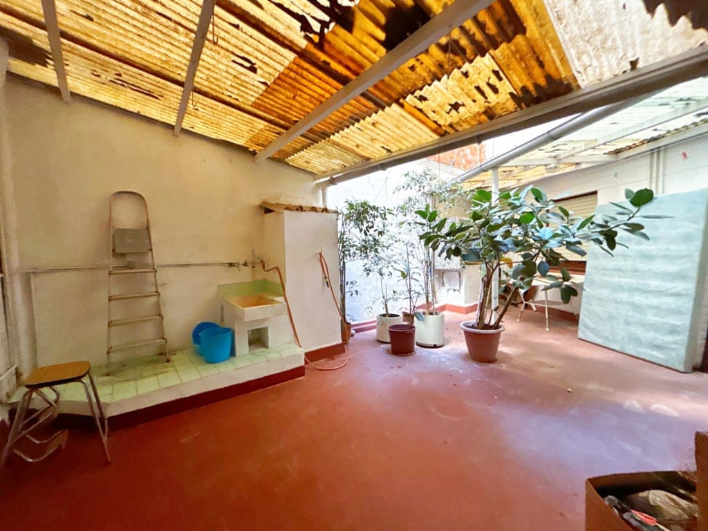 Two homes in one with 5 rooms for investment in Benissa village.