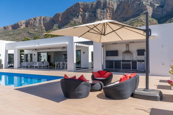 Exclusiva villa moderna con impresionantes vistas abiertas en una demandada zona de Jávea - Foto 4