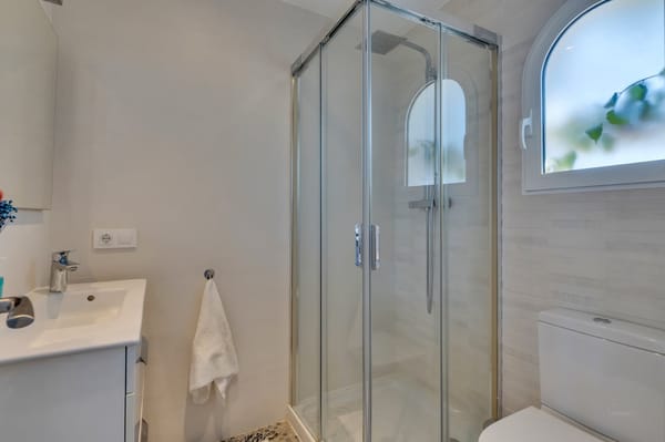 Excepcional propiedad en una exclusiva zona con vistas panoramicas al mar - Foto 42