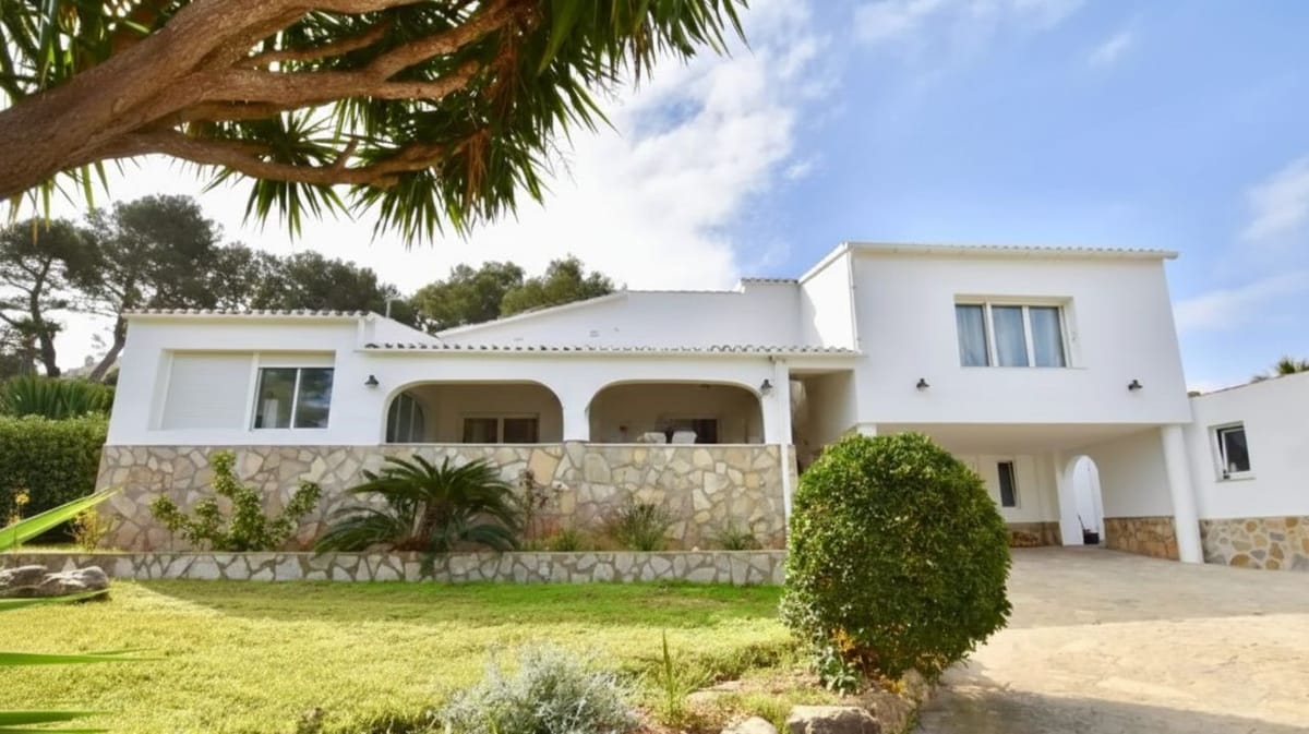 VILLA PRESTIGIOSA EN JÁVEA: VISTAS AL MAR, APARTAMENTO PRIVADO, ENERGÍA SOLAR Y LUJO DE SPA