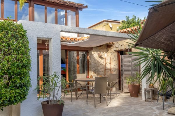 Villa con apartamento de invitados, totalmente renovada y cerca del casco antiguo de Jávea - Foto 2