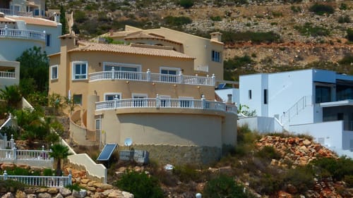 De Piek van Mediterraanse Luxe: Zonne-energie Villa met Ongeëvenaarde Zeezicht in Cumbre del Sol