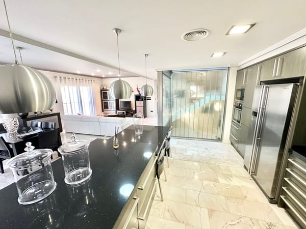 Ruimte, Licht en Ontwerp in een Uniek Huis in Pego - Foto 23