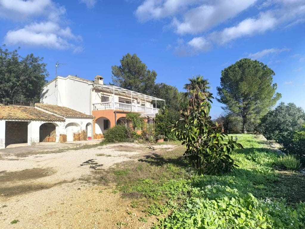 Haus zum Verkauf in Parcent mit großem Stadtgrundstück und Panoramablick
