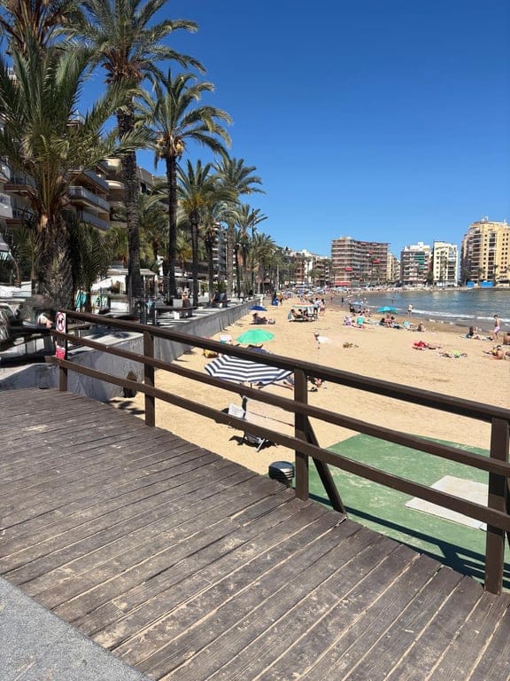 Apartamento en venta de 2 dormitorios en Torrevieja, Alicante. - Foto 1