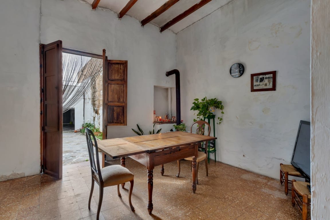 Village house with garage, spacious inner courtyard, and potential to expand the property. - Foto 15