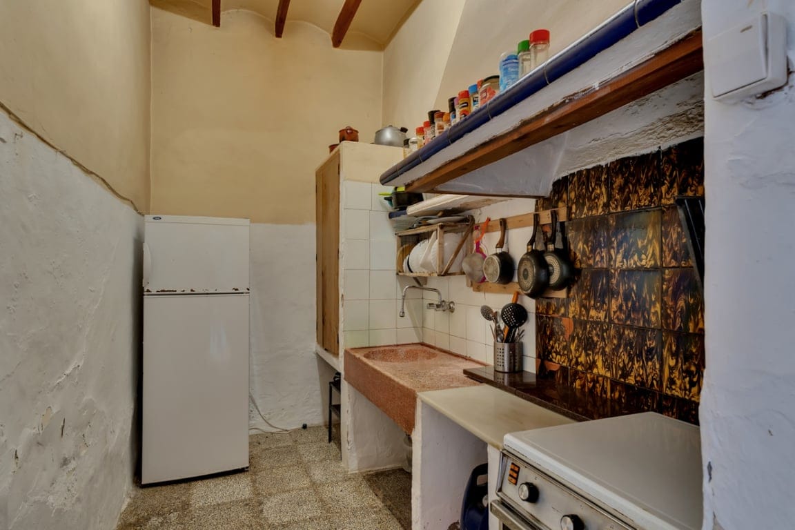 Village house with garage, spacious inner courtyard, and potential to expand the property. - Foto 14