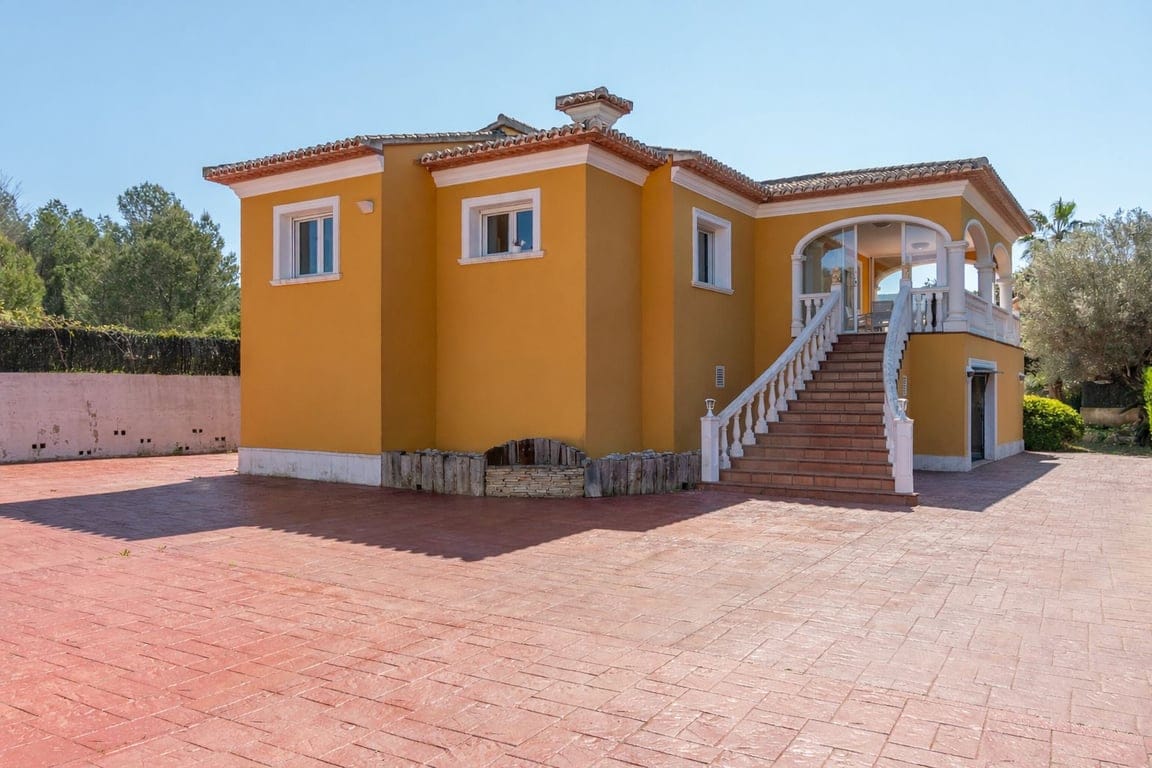 Villa in einer außergewöhnlichen ruhigen Lage, mit weitem Blick und großem Potenzial. - Foto 8