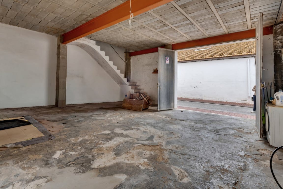 Village house with garage, spacious inner courtyard, and potential to expand the property. - Foto 17