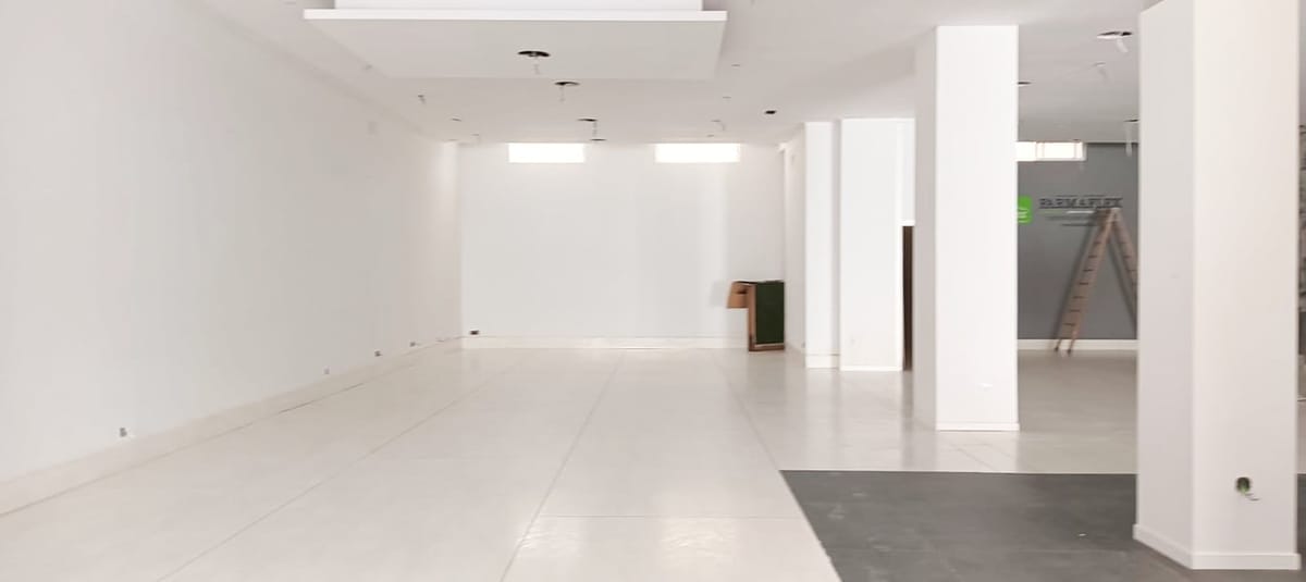 Building for sale to renovate in Teulada with two commercial premises.