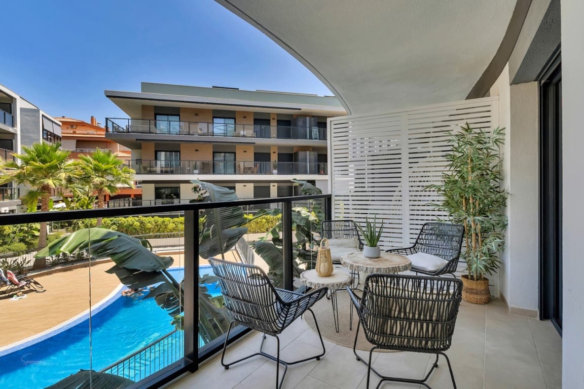 Modern and elegant south-facing apartment with a pool in Jávea.