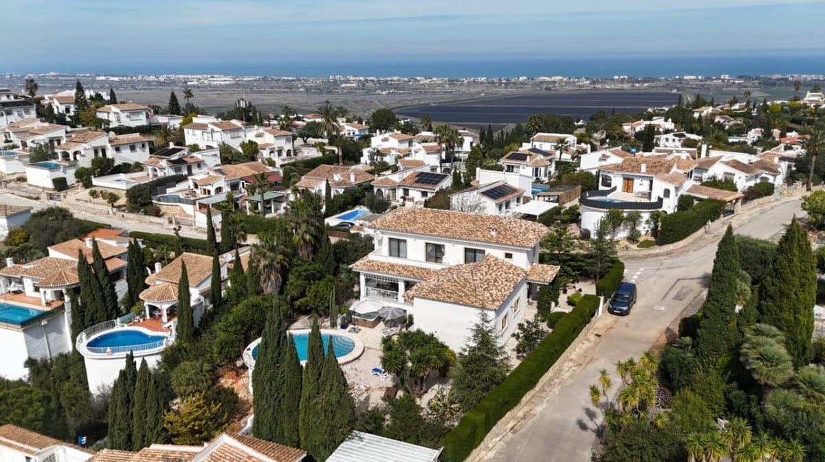 Uw oase in Monte Pego: chalet met een groot perceel, zwembad en volledige privacy - Foto 5