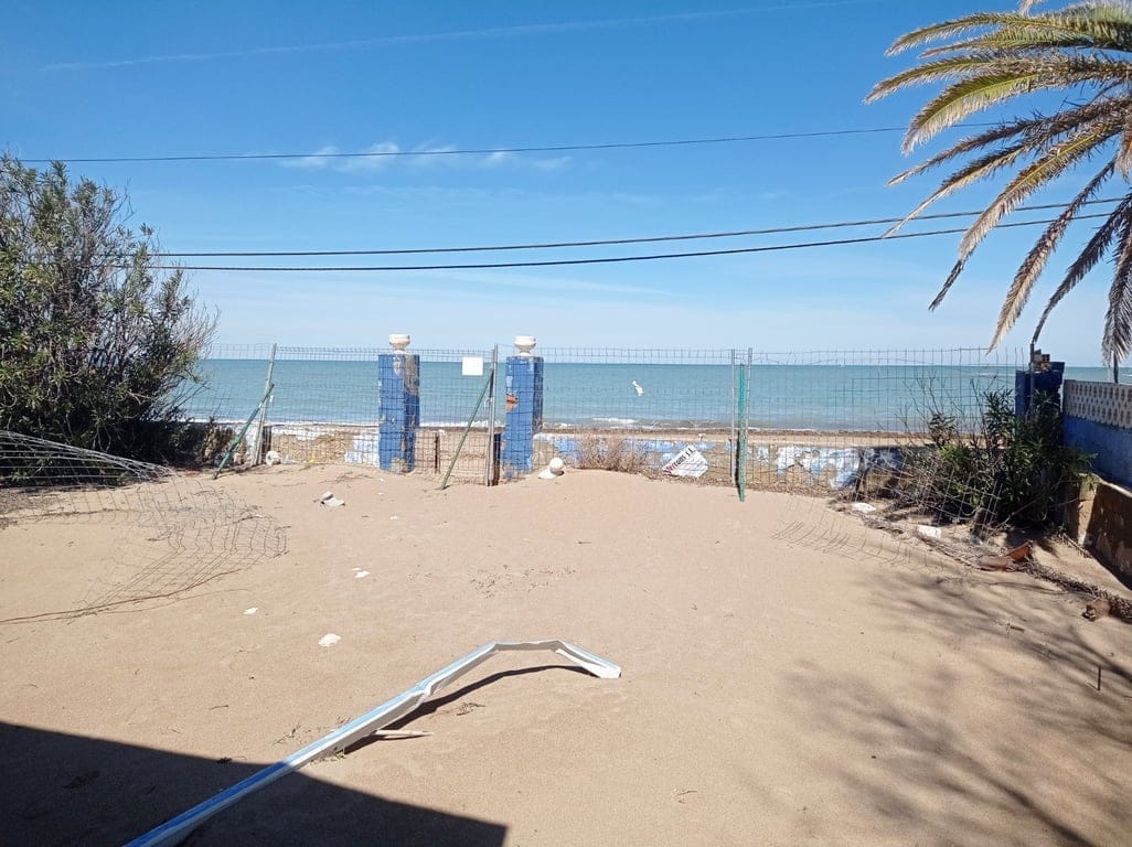 Chalet en venta en primera linea de playa de Denia - Foto 2