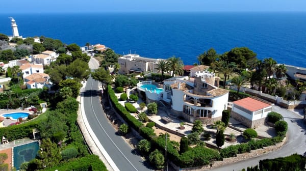 Excepcional propiedad en una exclusiva zona con vistas panoramicas al mar - Foto 1