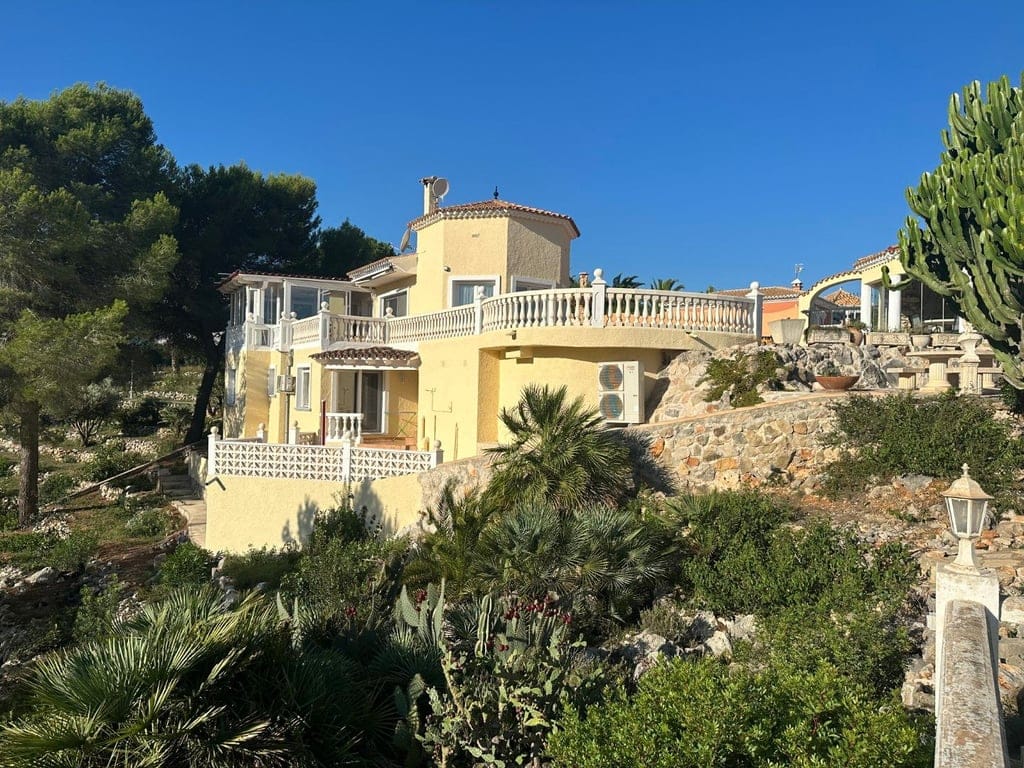 Villa de luxe avec grand terrain à vendre à Denia