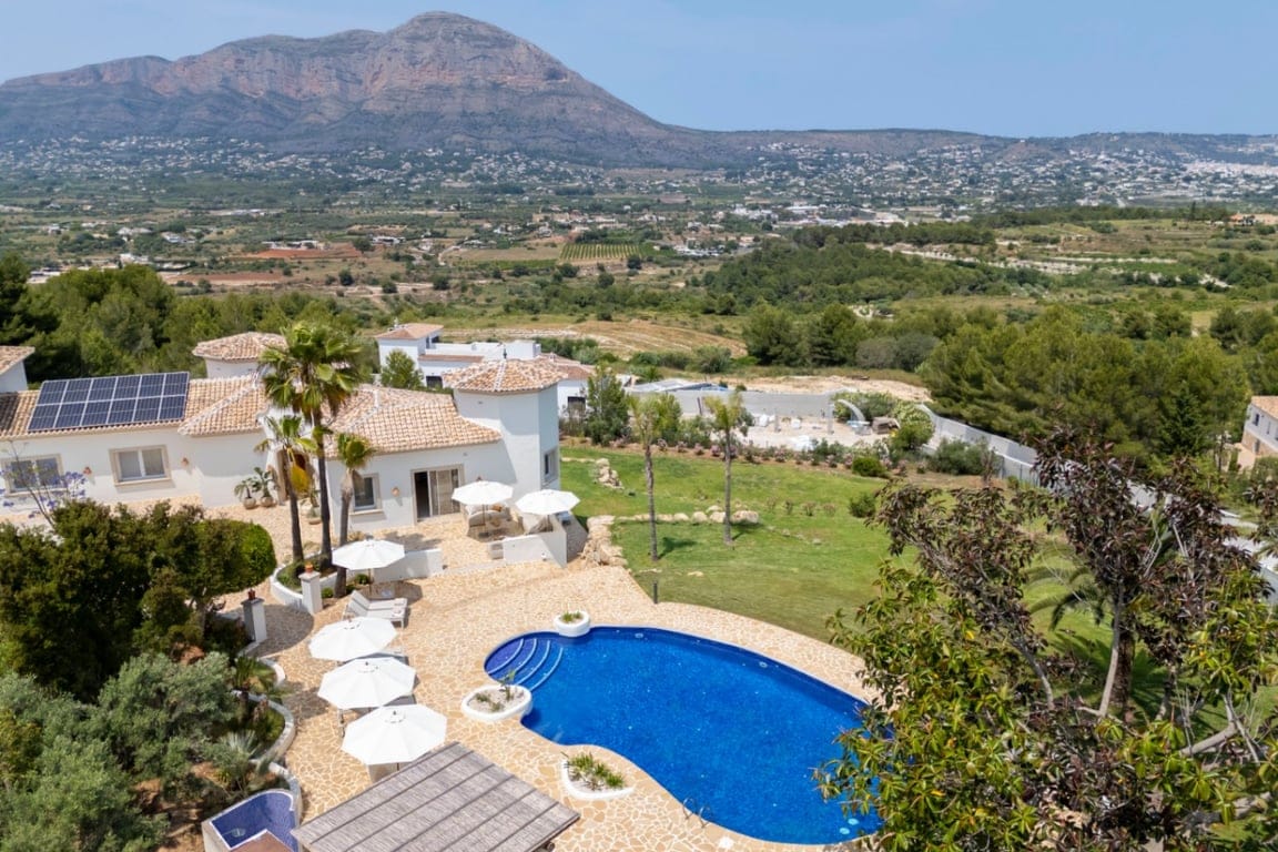 Recently renovated villa with stunning panoramic views of Jávea.