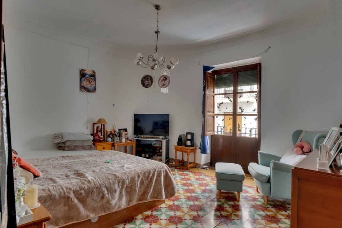 Village house with garage, spacious inner courtyard, and potential to expand the property. - Foto 7