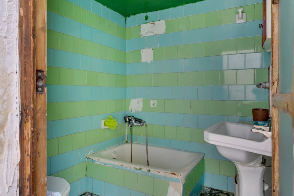 Village house with garage, spacious inner courtyard, and potential to expand the property. - Foto 8