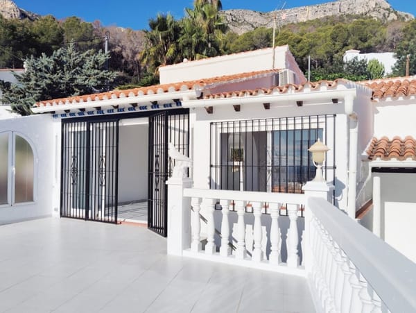 Villa en venta con 3 dormitorios , piscina y vistas al mar. - Foto 7