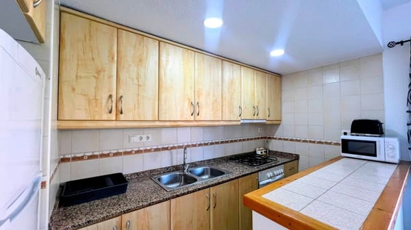 Elegante apartamento de 3 habitaciones con terraza y parking a solo 250 m de la playa. - Foto 7