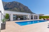 Exclusiva villa moderna con impresionantes vistas abiertas en una demandada zona de Jávea
